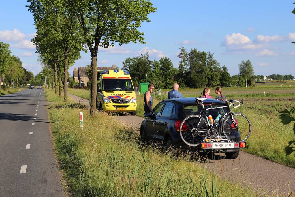 Wielrenner gewond door hobbel in de weg