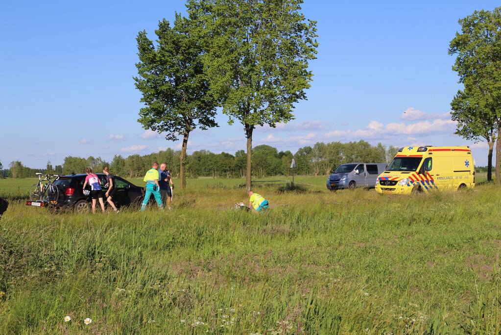 Wielrenner gewond door hobbel in de weg