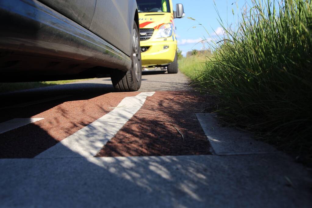 Wielrenner gewond door hobbel in de weg