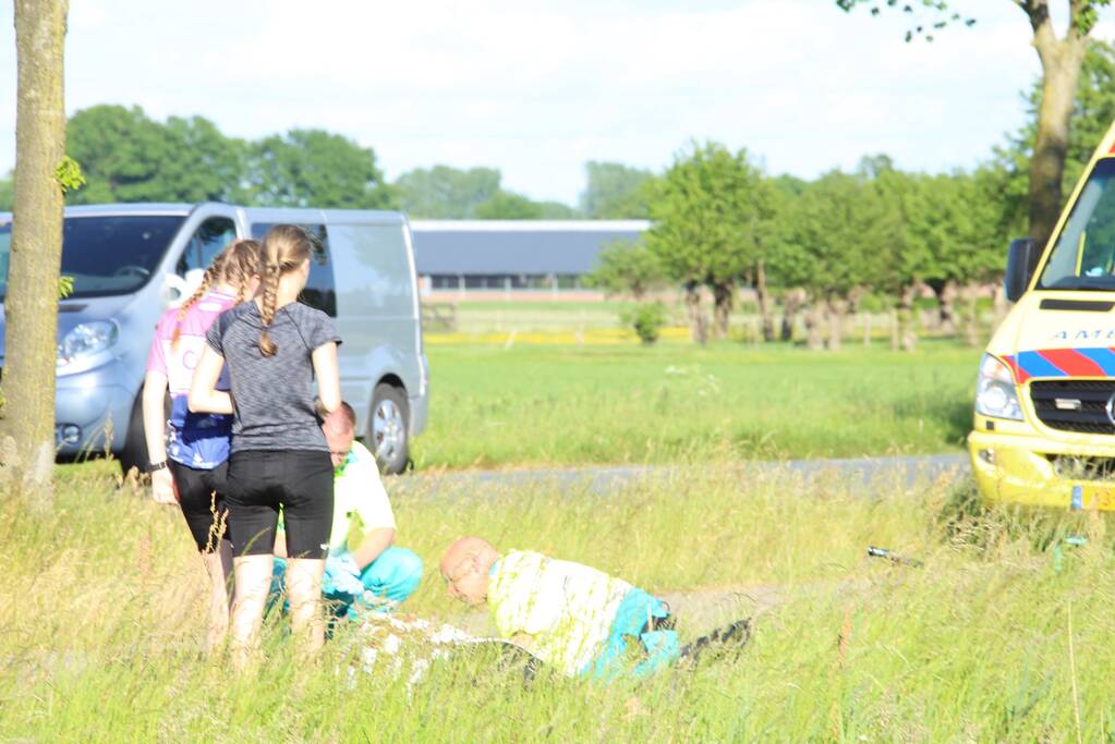 Wielrenner gewond door hobbel in de weg