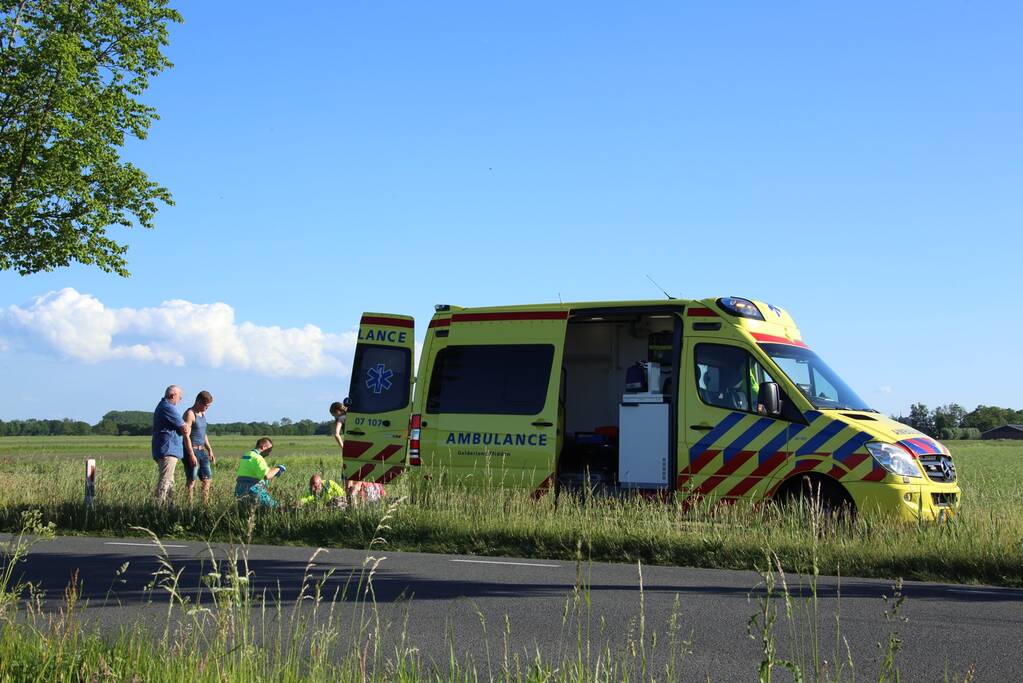Wielrenner gewond door hobbel in de weg