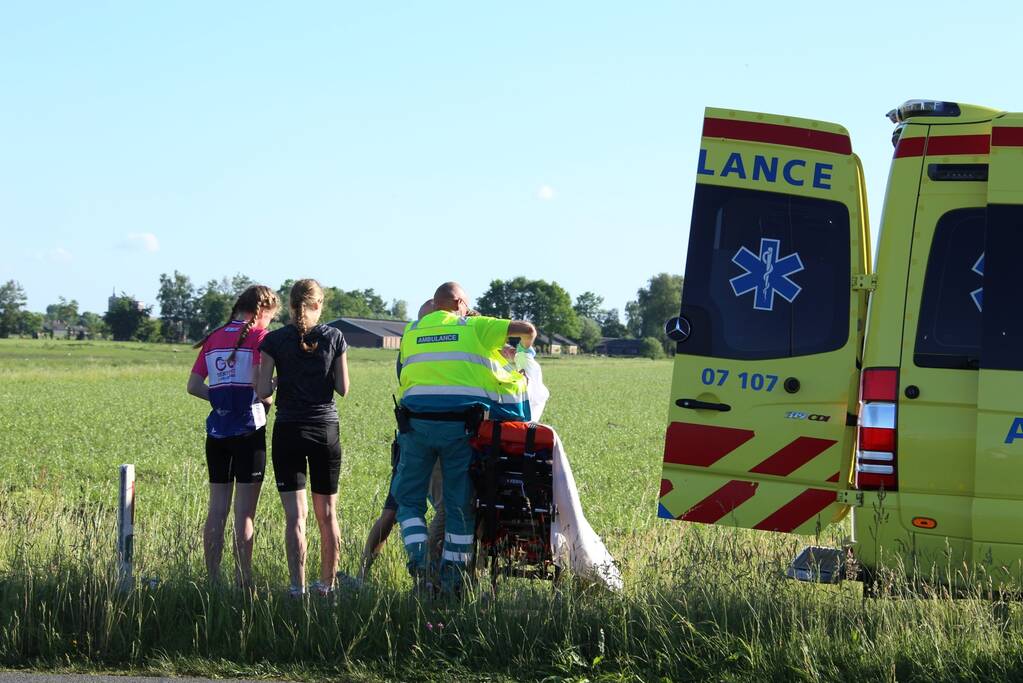 Wielrenner gewond door hobbel in de weg