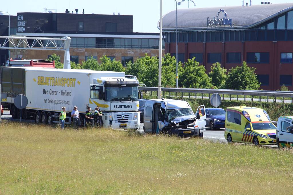 Bestelbus knalt achterop vrachtwagen