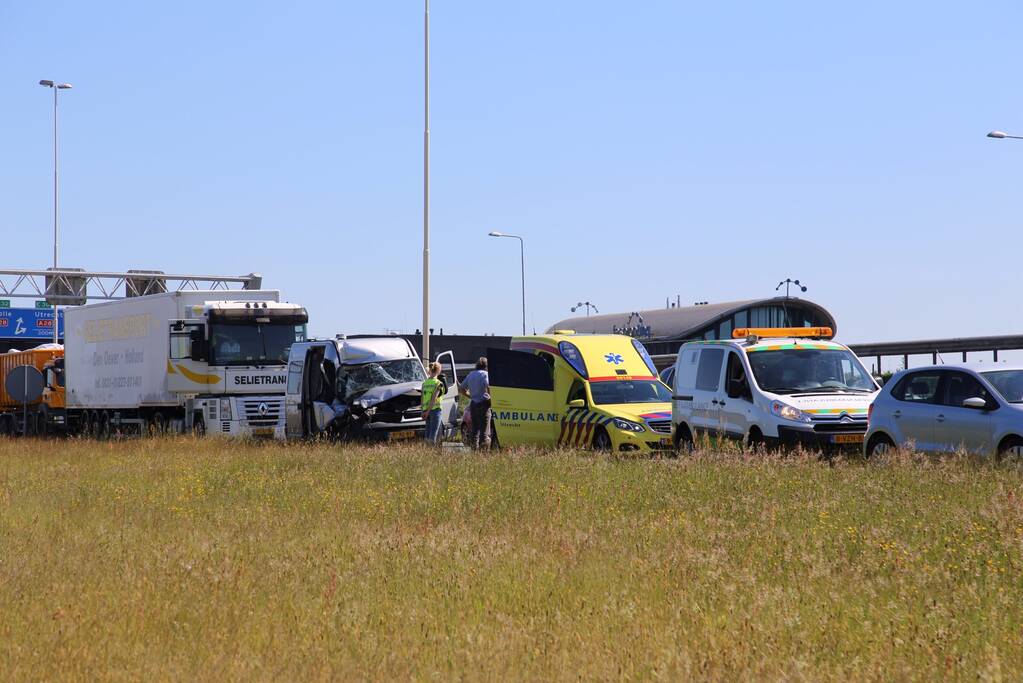 Bestelbus knalt achterop vrachtwagen