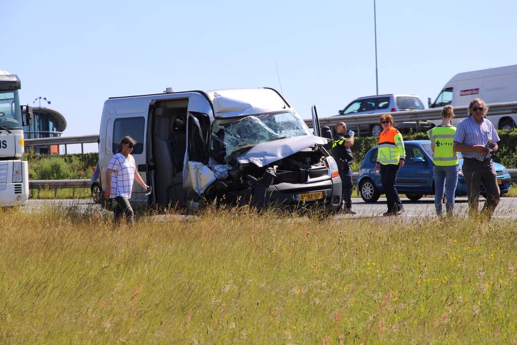 Bestelbus knalt achterop vrachtwagen