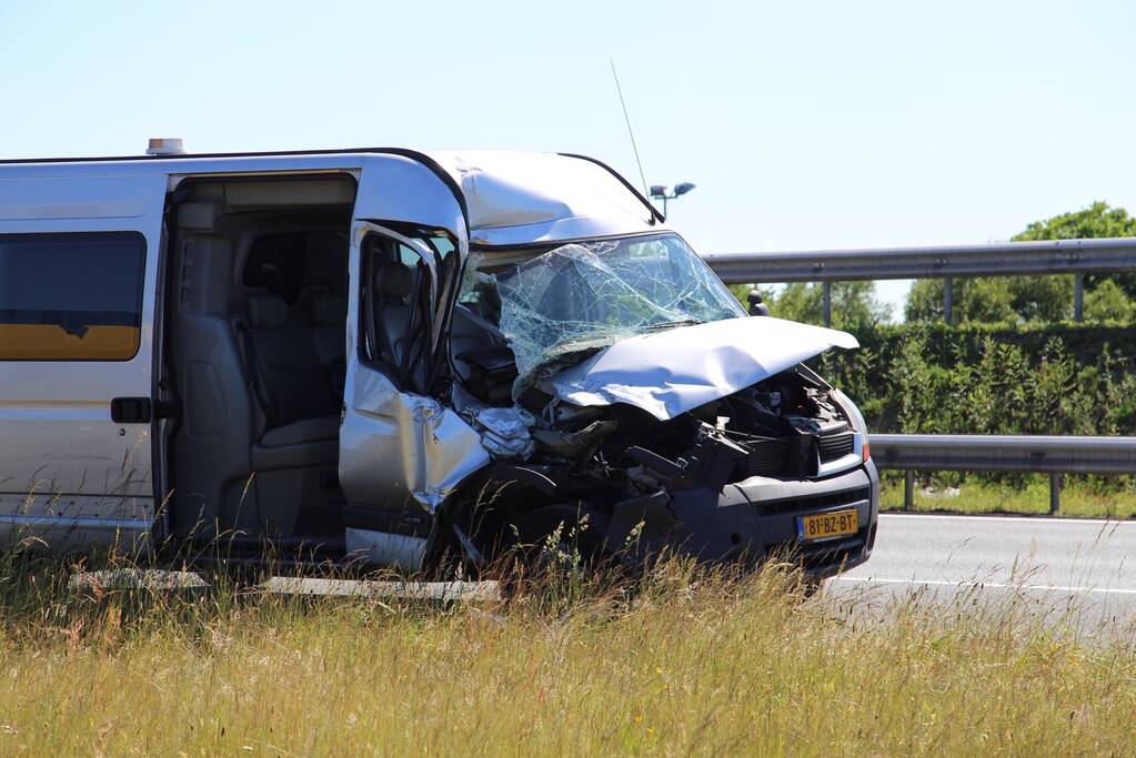 Bestelbus knalt achterop vrachtwagen