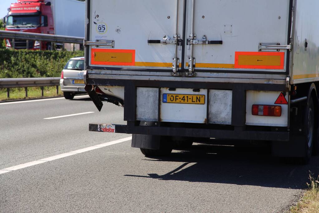 Bestelbus knalt achterop vrachtwagen