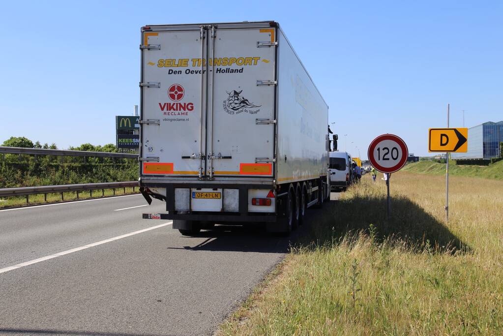 Bestelbus knalt achterop vrachtwagen