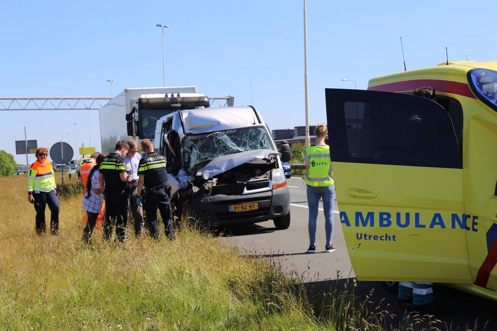 Bestelbus knalt achterop vrachtwagen