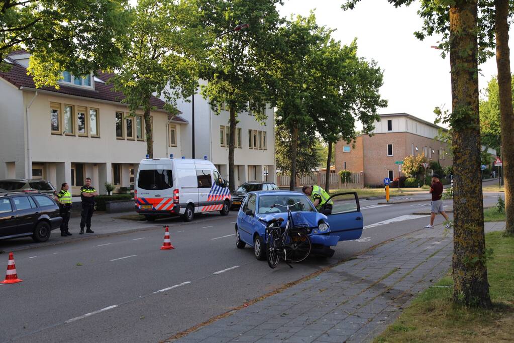 Automobiliste rijdt fietsster aan en knalt tegen boom