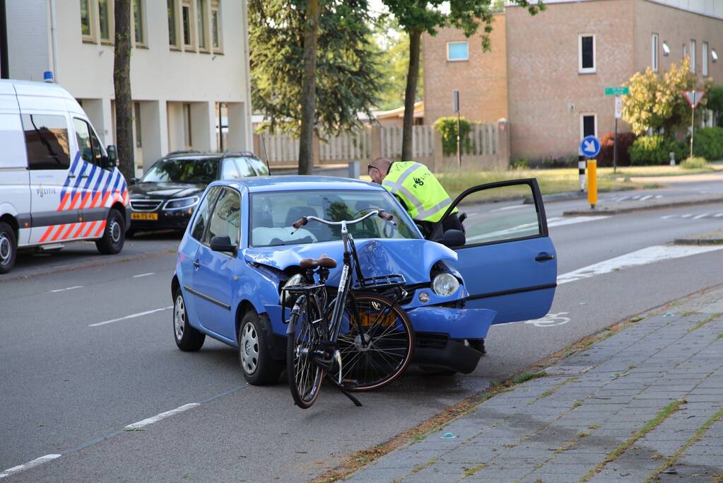 Automobiliste rijdt fietsster aan en knalt tegen boom