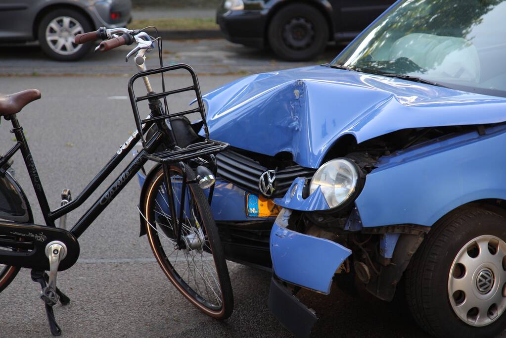 Automobiliste rijdt fietsster aan en knalt tegen boom