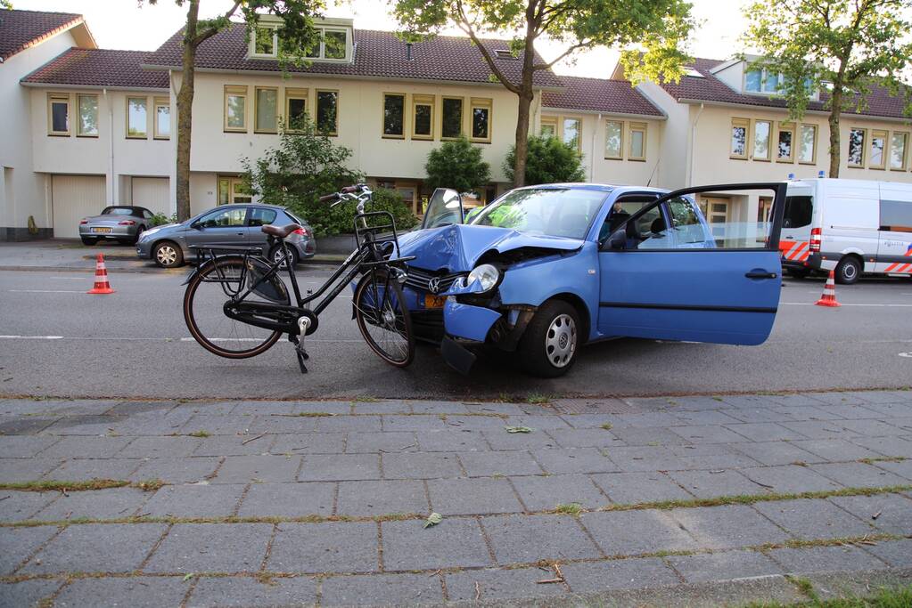 Automobiliste rijdt fietsster aan en knalt tegen boom