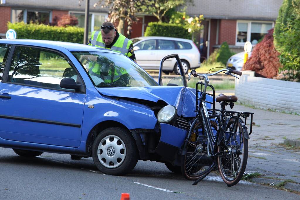 Automobiliste rijdt fietsster aan en knalt tegen boom