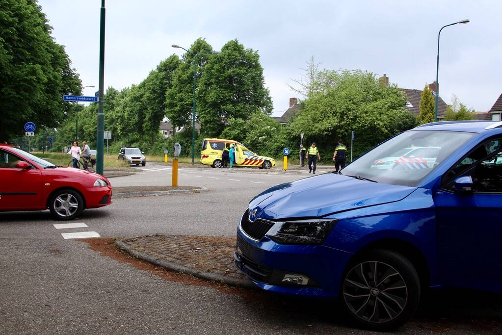 Auto over de kop na botsing