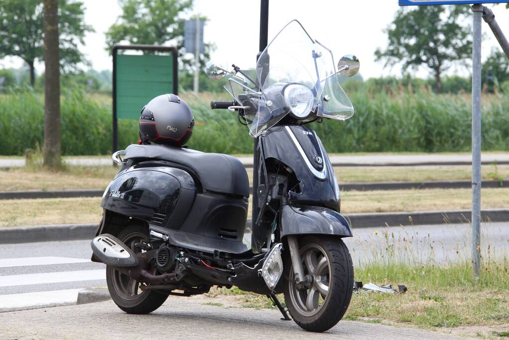 Brommer aangereden door auto