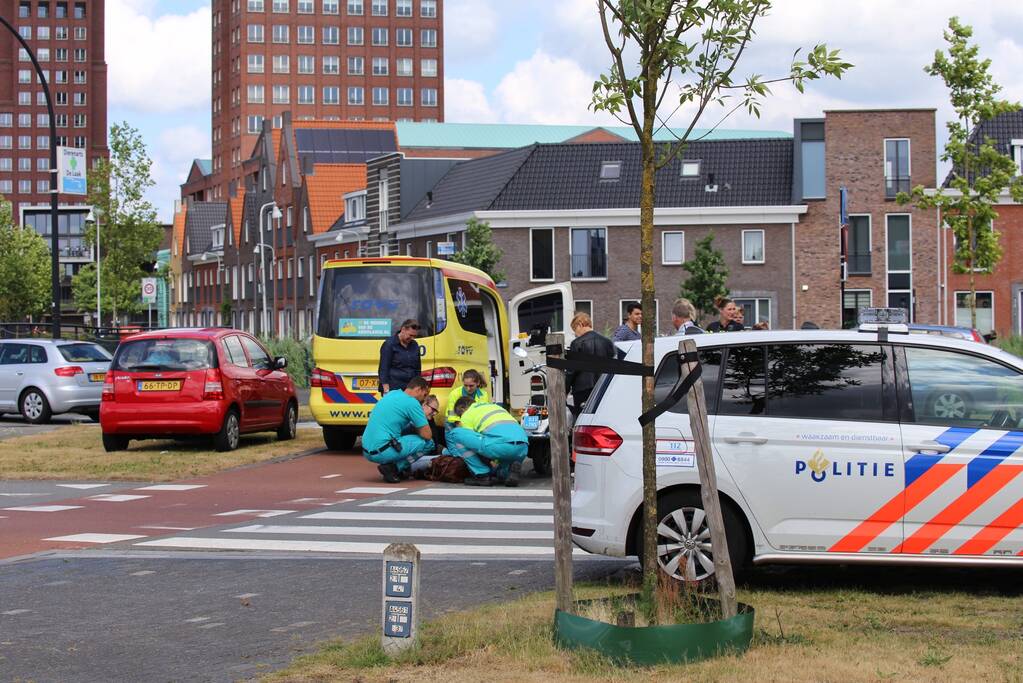 Scooterrijdster gewond na botsing met auto