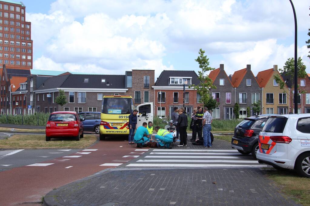 Scooterrijdster gewond na botsing met auto