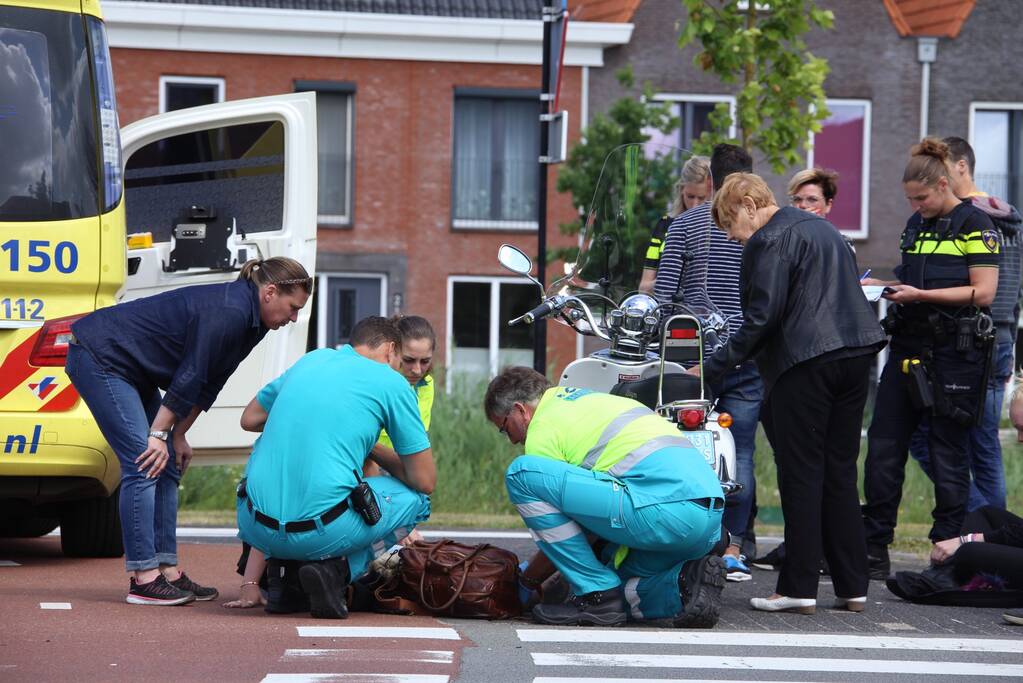Scooterrijdster gewond na botsing met auto