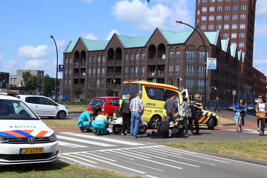 Scooterrijdster gewond na botsing met auto