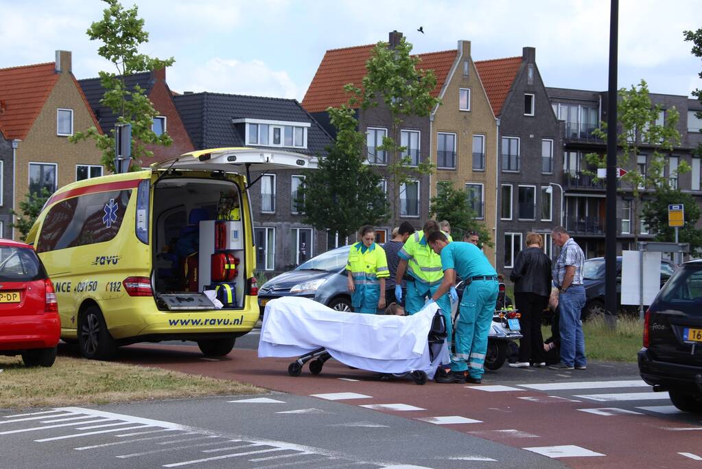 Scooterrijdster gewond na botsing met auto