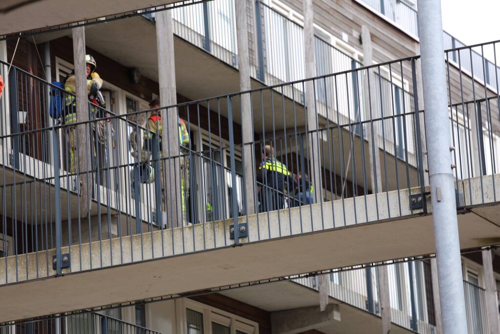 Deur opengeramt voor pannetje op het vuur