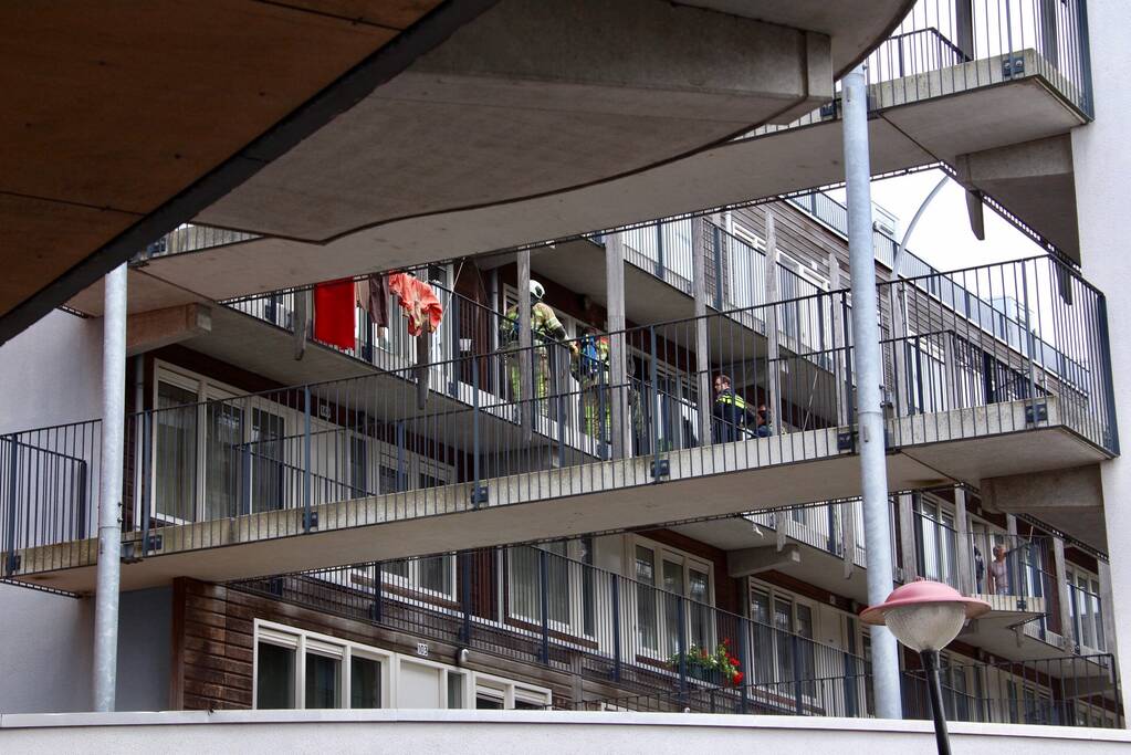 Deur opengeramt voor pannetje op het vuur