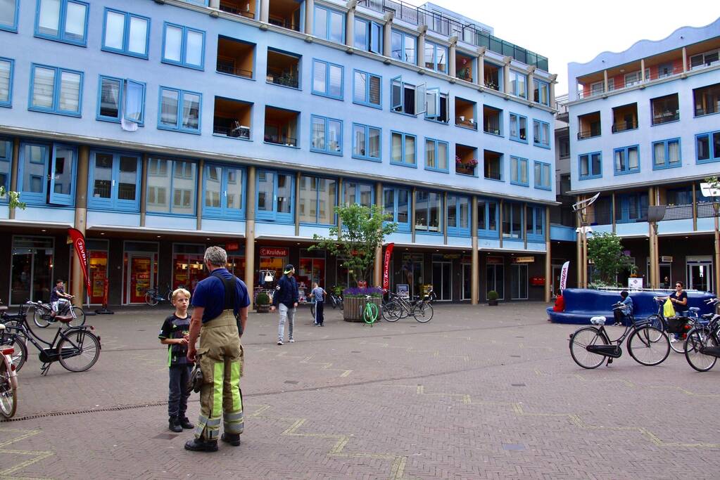 Deur opengeramt voor pannetje op het vuur