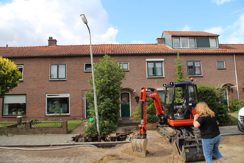 Waterbreuk zorgt voor gat in wegdek
