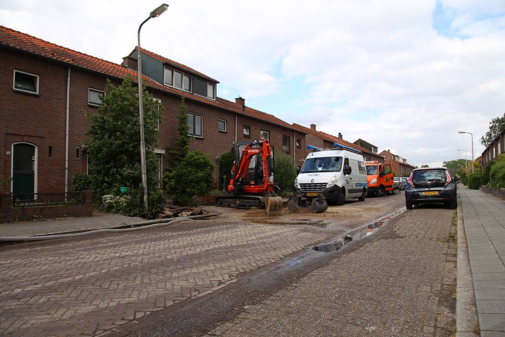 Waterbreuk zorgt voor gat in wegdek