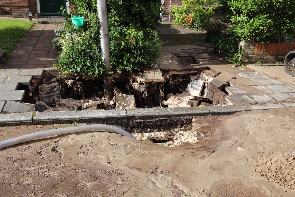 Waterbreuk zorgt voor gat in wegdek