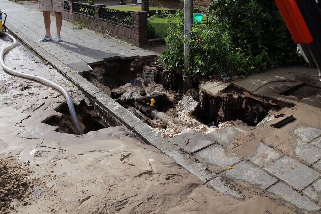 Waterbreuk zorgt voor gat in wegdek