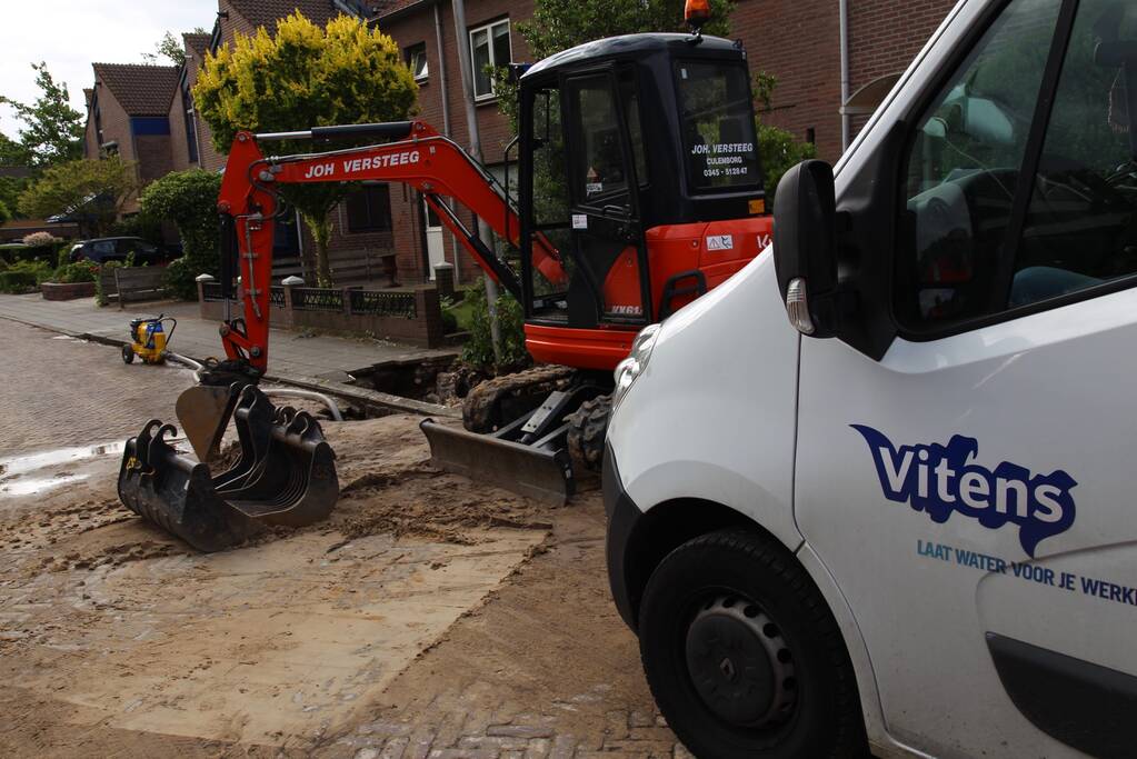 Waterbreuk zorgt voor gat in wegdek