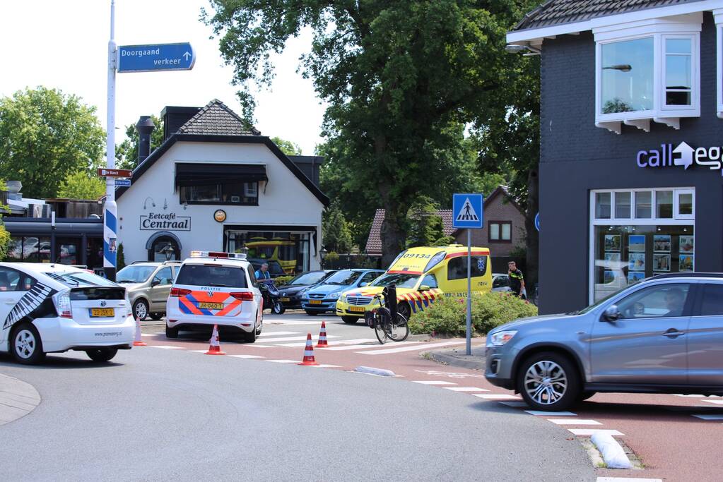 Fietser geschept door auto op rotonde