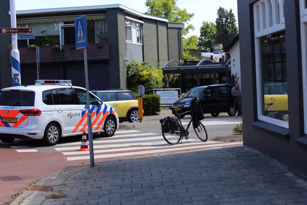 Fietser geschept door auto op rotonde