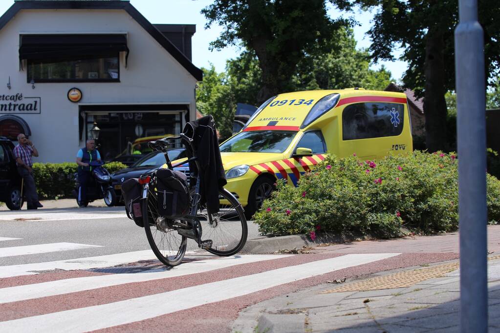 Fietser geschept door auto op rotonde
