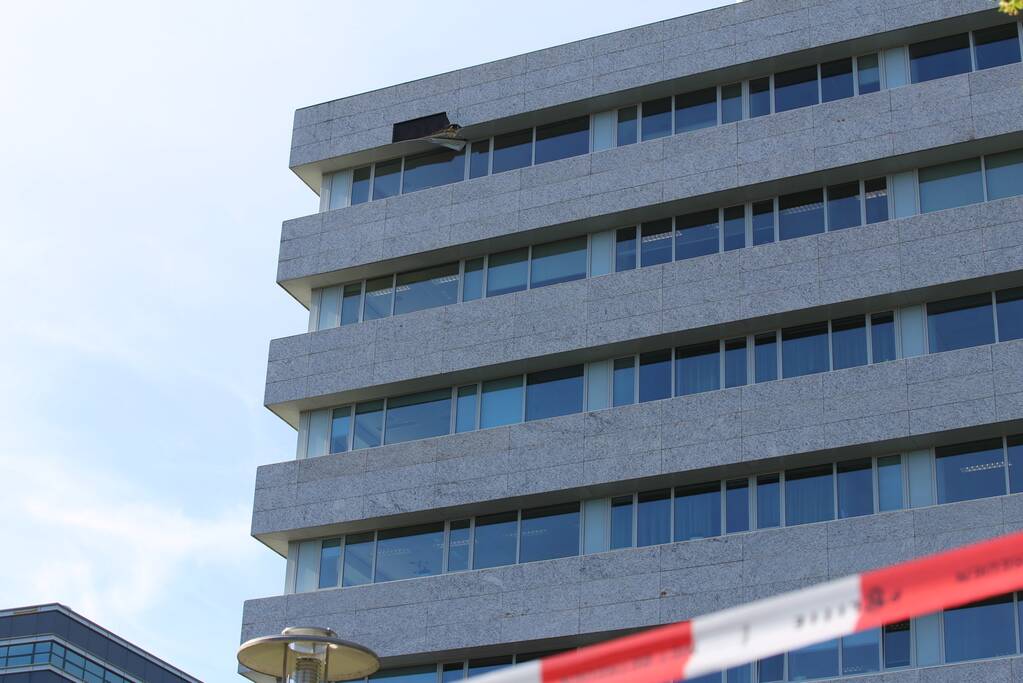 Bouwkraan beschadigt gevel