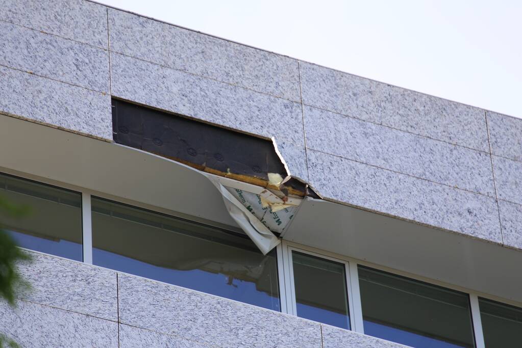 Bouwkraan beschadigt gevel