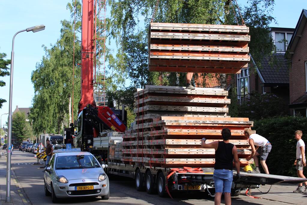 Bouwkraan beschadigt gevel