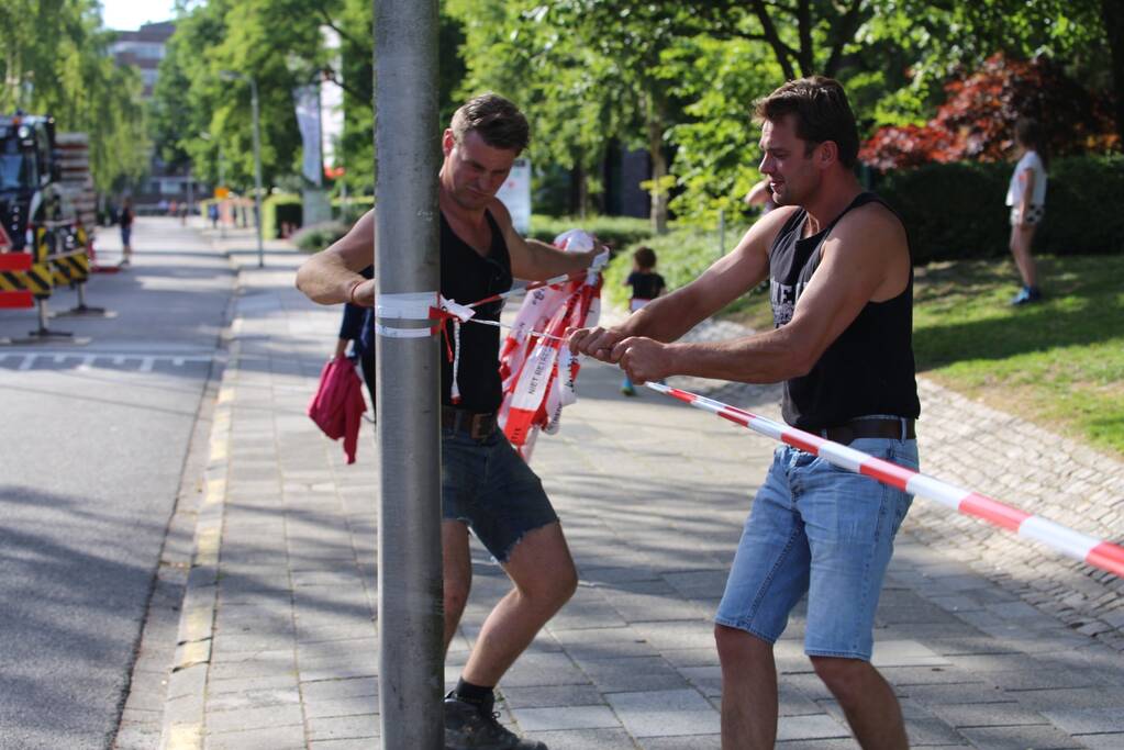 Bouwkraan beschadigt gevel