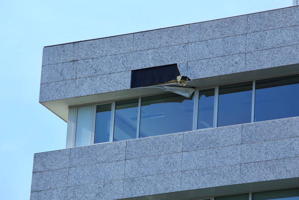 Bouwkraan beschadigt gevel