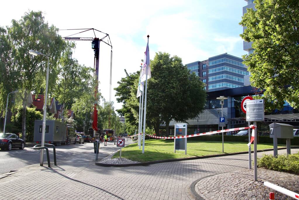 Bouwkraan beschadigt gevel