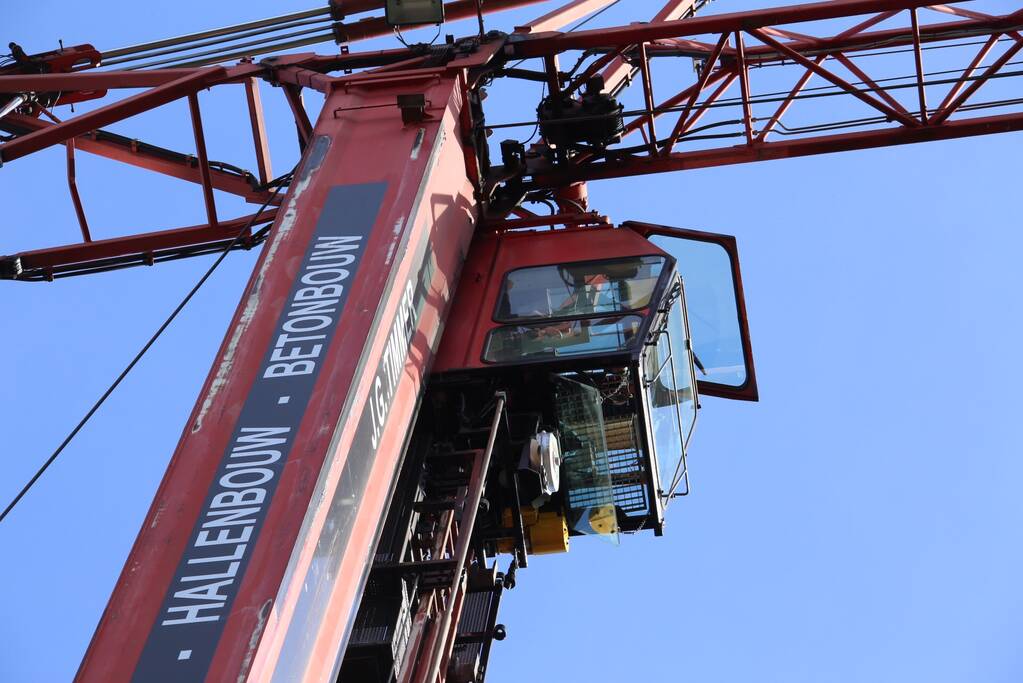 Bouwkraan beschadigt gevel