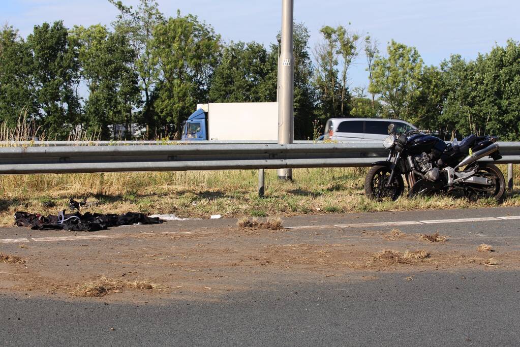 Motorrijder ernstig gewond na knal tegen vangrail