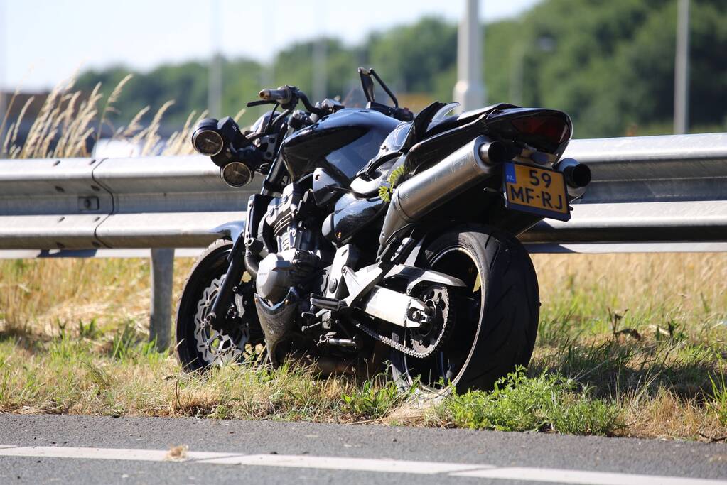Motorrijder ernstig gewond na knal tegen vangrail
