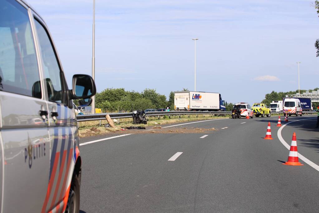 Motorrijder ernstig gewond na knal tegen vangrail