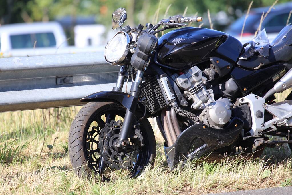 Motorrijder ernstig gewond na knal tegen vangrail