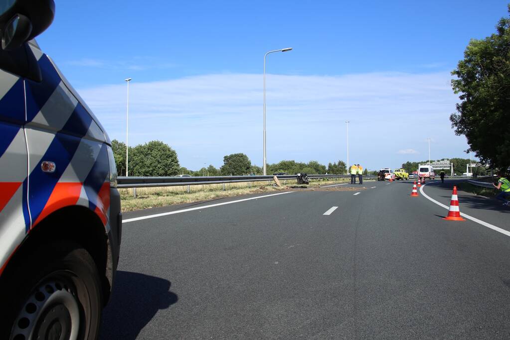 Motorrijder ernstig gewond na knal tegen vangrail