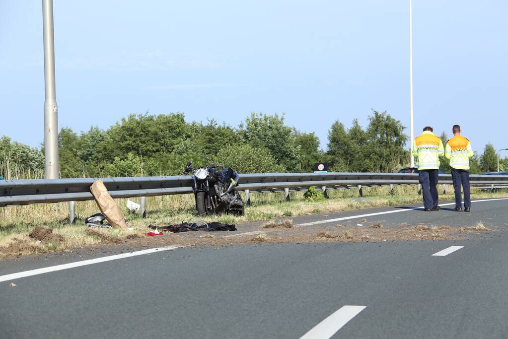 Motorrijder ernstig gewond na knal tegen vangrail