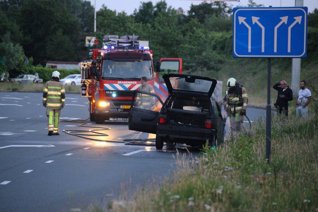 Auto vliegt spontaan in brand tijdens rijden
